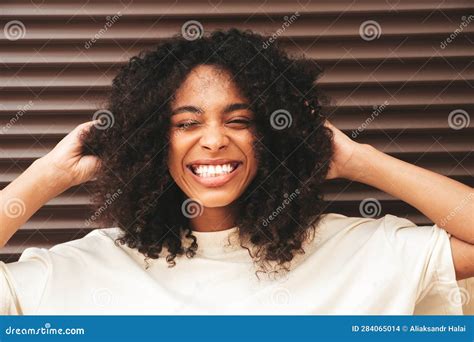 Bella Mujer Con Peinado Afro Rizado Posando Al Aire Libre Foto De