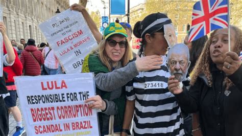 Grupo De Brasileiros Faz Protesto Contra Lula Em Londres