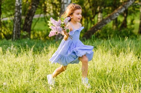 Fille Qui Court Sur L Herbe Avec Bouquet De Fleurs Photo Gratuite