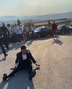 Novio llega a su boda en moto y se rompe la clavícula VIDEO