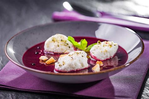 S E Holunderbeerensuppe Mit Luftigen Baiser Nocken Zwieback Und