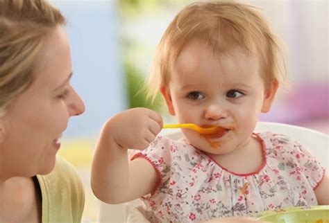 婴儿吃奶奶头痛正常吗（这三种错误的喂饭方式） 幼儿百科 魔术铺