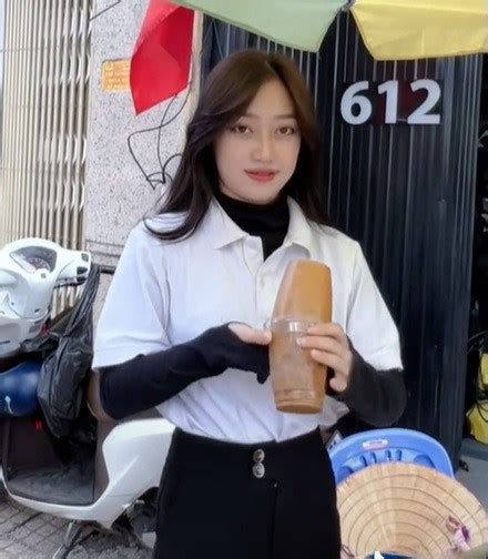 Xuất hiện hot girl cà phê lề đường mặt đẹp dáng chuẩn da trắng như mây