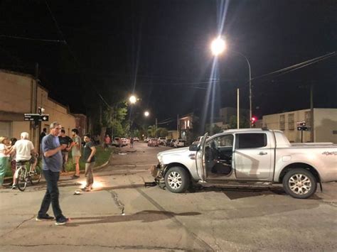 Conductor descontrolado cruzó un semáforo en rojo y chocó a cuatro