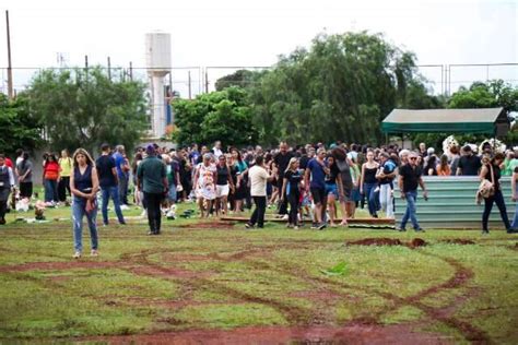 Cortejo de amigos e chuva de pétalas marcam velório de corredora em