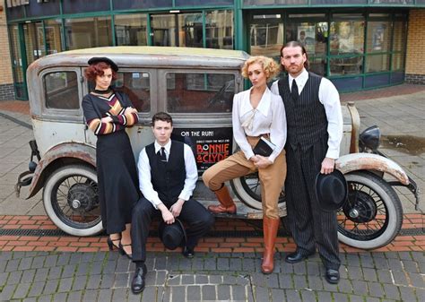 Photos Bonnie Clyde Cast Pose With A Vintage Ford Model A Saloon