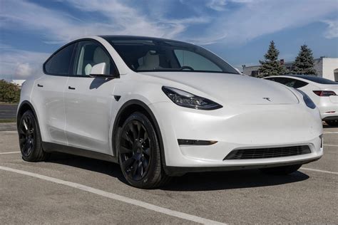 Tesla obniża cenniki w Europie w tym w Polsce Tanieje popularny Model Y