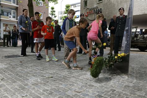 Oorlogsmonument Vanwege Canadese Bevrijding Onthuld Op Grote Markt