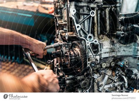 Professioneller Automechaniker Beim Reifenwechsel Im