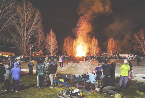 Th Night Christmas Tree Burning Bonfire Eagleoutside