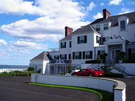 An Inside Look At Taylor Swift's $17 Million Dollar Rhode Island Mansion (18 pics)