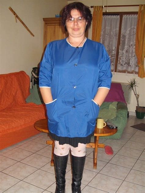 Épinglé Sur Woman In Apron Blouse Nylon Nylon Kittel Nylon Schort