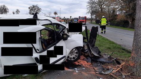 Technische Hilfeleistung PKW Unfall Mit Eingeklemmter Person