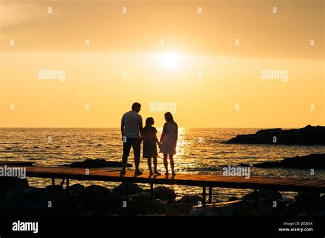 Silhouette Von Eltern Mit Einem Kind Auf Dem Meer Familie Am Strand