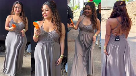 4 Month Pregnant Neha Kakkar Flaunting Her Baby Bump During Pregnancy