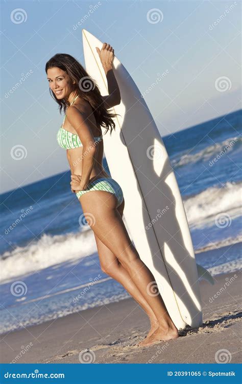 Frauen Surfer Im Bikini Mit Surfbrett Am Strand Stockbild Bild Von