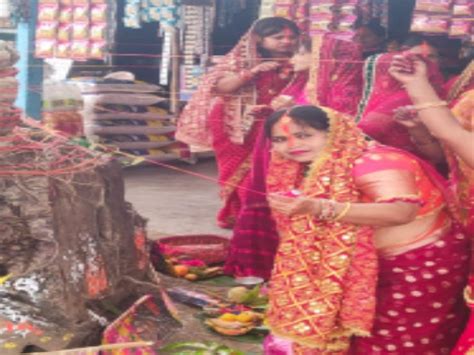 सुहागिनों ने श्रद्धा पूर्वक वट सावित्री पूजा की Brides Worshiped Vat