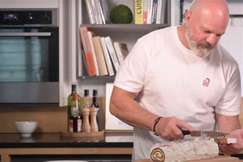 Philippe Etchebest dévoile la recette de sa bûche de Noël au cacao et à