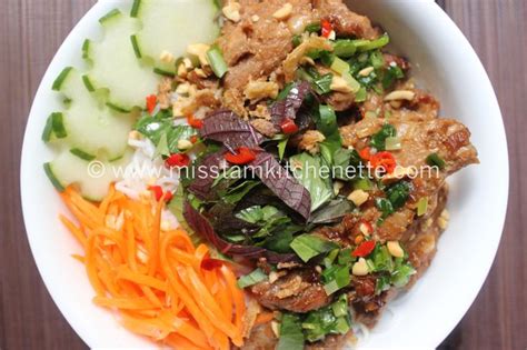 Bún Thịt Nướng Vermicelles De Riz Au Porc Grillé à La Citronnelle