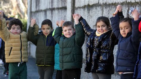 Douscentos Escolares De Meis Forman Unha Cadea Humana Coa Lonxitude Do