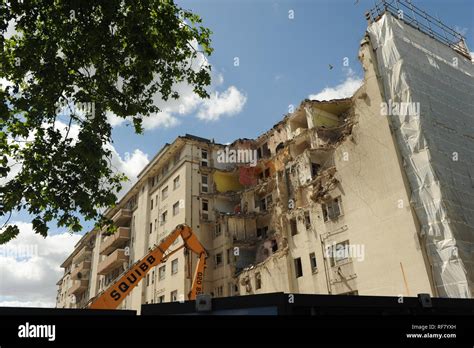 Betonwohnblock Wird Abgerissen Fotos Und Bildmaterial In Hoher