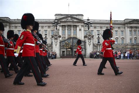 Buckingham Palace Guard Ceremony Returns After COVID Hiatus - Bloomberg