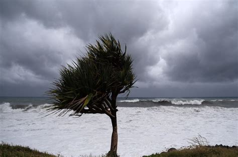 L Le De La R Union Menac E Par Un Cyclone Tropical Intense