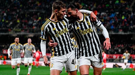 Juventus Venció A Monza Sobre El Final Y Se Trepó A La Cima De La Serie