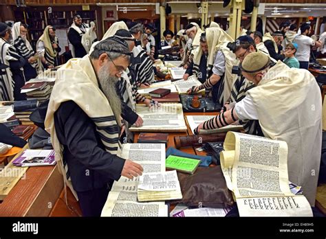 Un Grupo De Hombres Judíos Religiosos Ultra Leer La Megillah En Purim