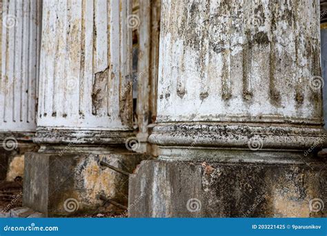 Columnas Antiguas Arruinadas Con Base Y Flauta Imagen De Archivo