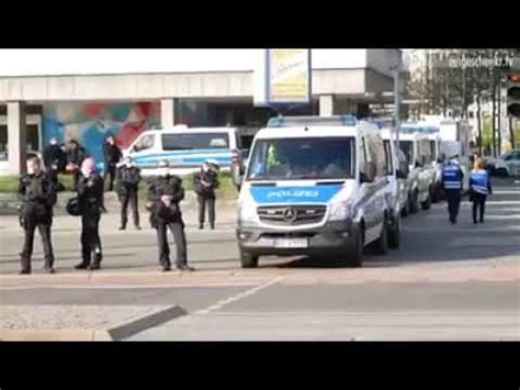 Ein Polizist Droht Den Demonstranten Mit K Rperlichen Gewalt Sollten