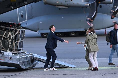 Olivier Vandecasteele Is Terug In België Na Gevangenenruil Met Iran Hij Verkeert In Goede