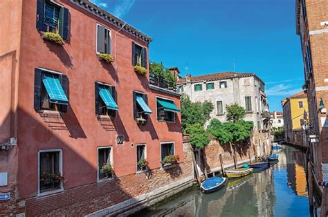 Premium Photo | Canal overview with boats and buildings in the city ...