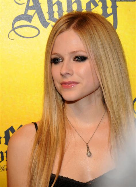 Avril Lavigne Beautiful Posing Hot Celebrity China Babe Sexy Famous