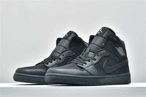 2018 Air Jordan 1 Retro Mid Triple Black 554724 050