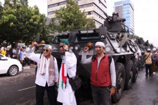 Tank Anoa Amankan Aksi Bela Islam Iii Datatempo