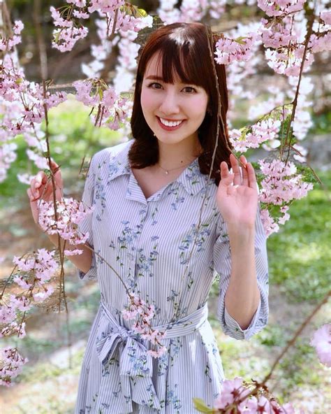 相場詩織さんのインスタグラム写真 相場詩織instagram「枝垂れ桜は見頃、﻿ ソメイヨシノの桜吹雪﻿ 花筏も見られて﻿ 今年は大