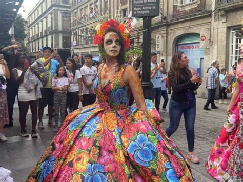 Realizan Desfile De Catrinas Contemporáneas