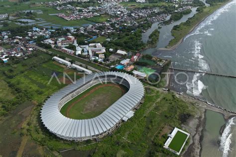 PEMBANGUNAN STADION BAROMBONG TERBENGKALAI ANTARA Foto