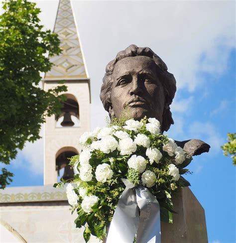 Reprezentan I Ai Cj Suceava Au Depus O Jerb De Flori La Statuia Lui