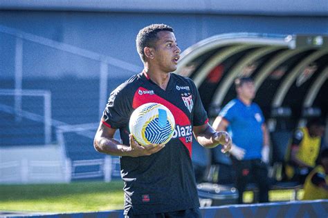 Atl Tico Go Embarca Para Enfrentar O Botafogo Desfalques E Retornos