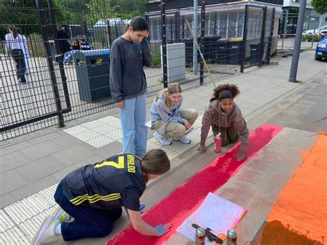 Bunte Regenbogenstreifen Am Wasseramselweg Internationaler Tag Gegen