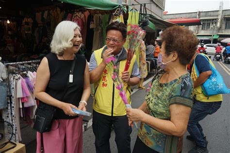 市議員陳昆和母親節前夕發放康乃馨為立委選舉暖身