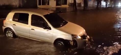 Vídeo família é resgatada após carro ser arrastado por enxurrada em