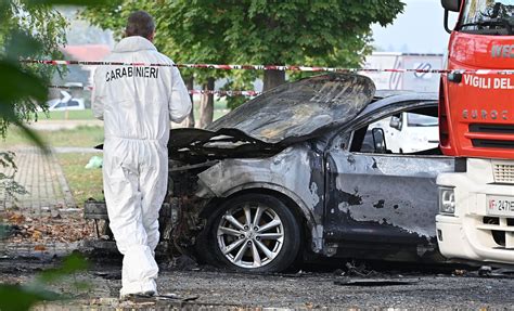 Marano Napoli Trovato Cadavere Carbonizzato All Interno Di Un Auto