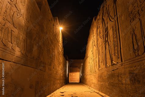 Foto De Los Pasillos A La Noche Del Templo De Kom Ombo Con El Traje