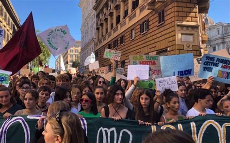 Jovens Ativistas Pelo Clima Condenados A Multa De Euros Por