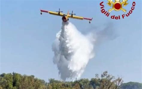 Vasto Incendio A Lido Conchiglie Nel Leccese In Azione I Canadair Per