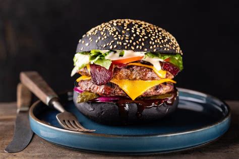 Hambúrguer Saboroso Pãozinho Preto E Talão De Bife Duplo Num Prato