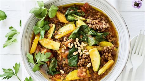 Vegan Curry Met Gele Paprika Courgette Spinazie En Linzen Libelle